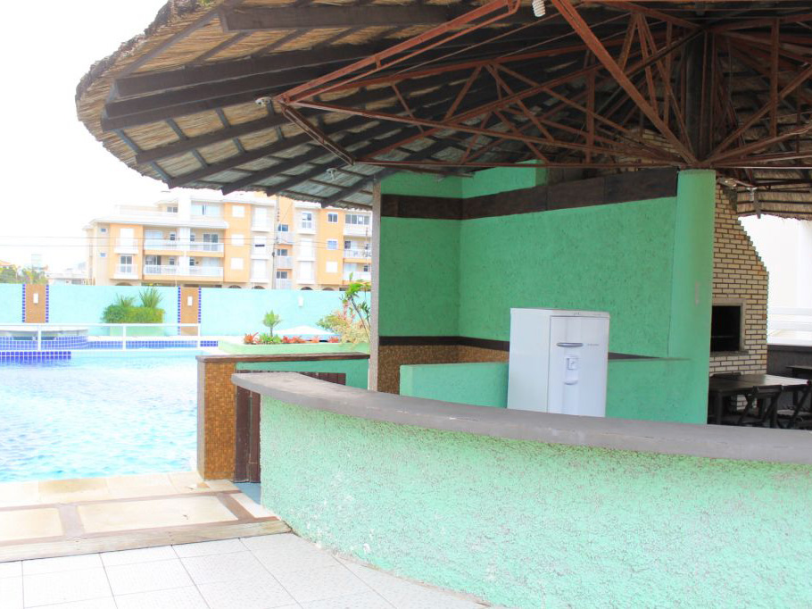 Quiosque com churrasqueira à beira da piscina