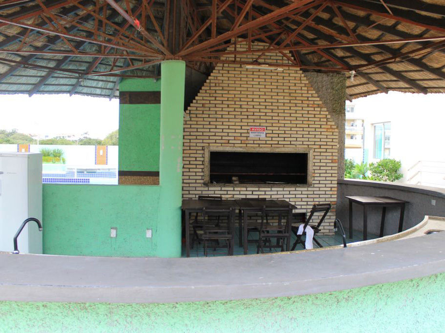 Quiosque com churrasqueira à beira da piscina